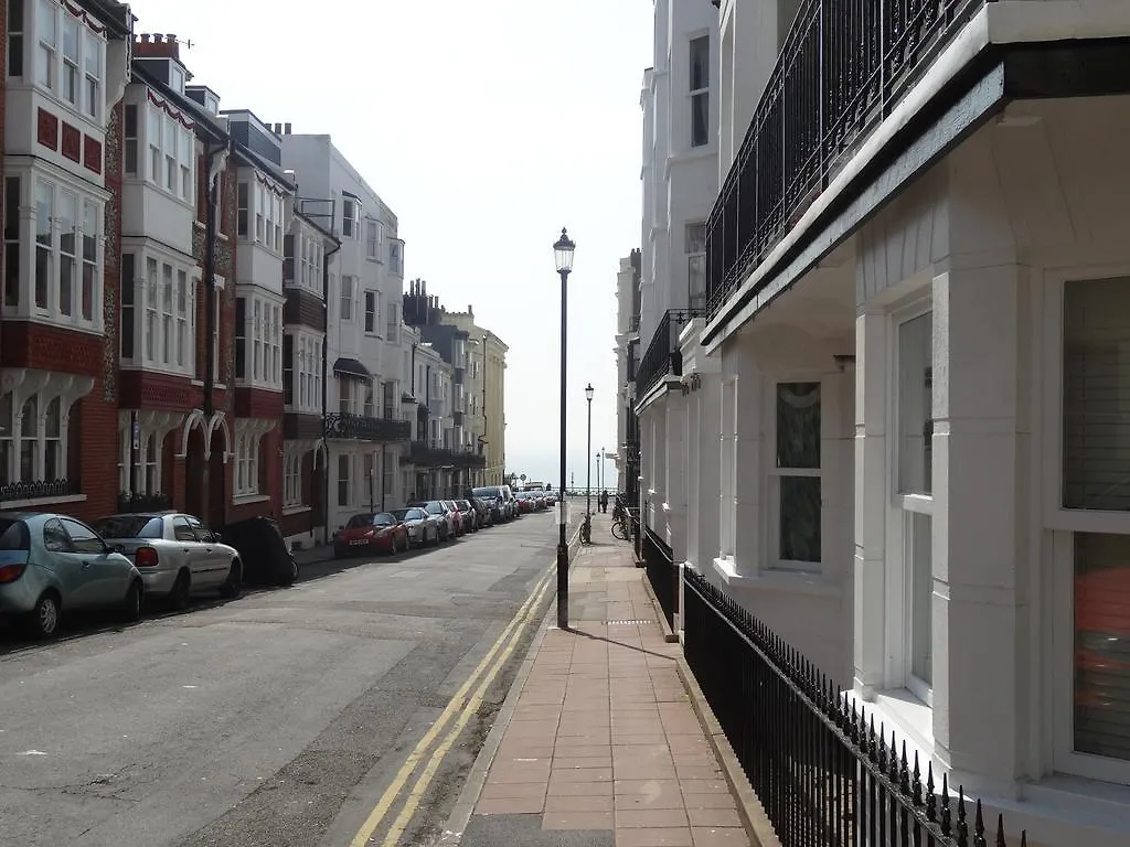 Burlington Beach Apartments 브라이턴