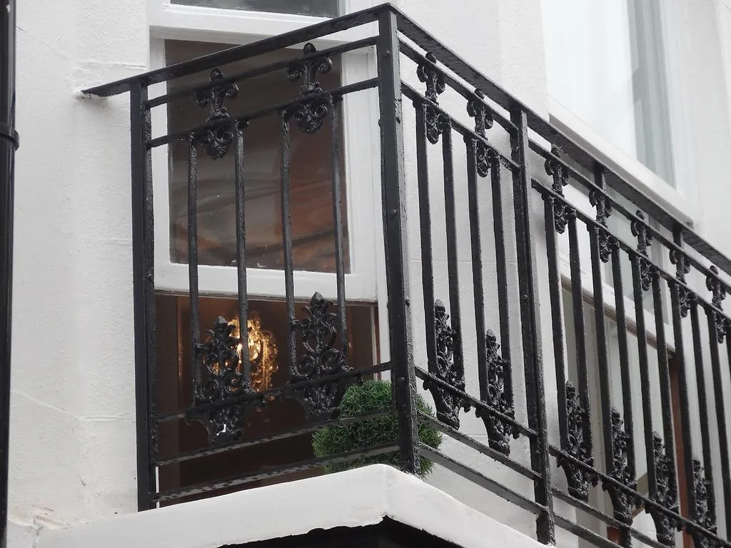 Burlington Beach Apartments 브라이턴