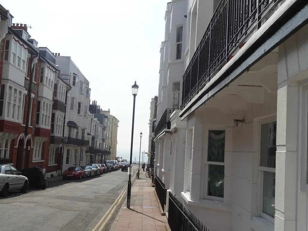 Burlington Beach Apartments 브라이턴